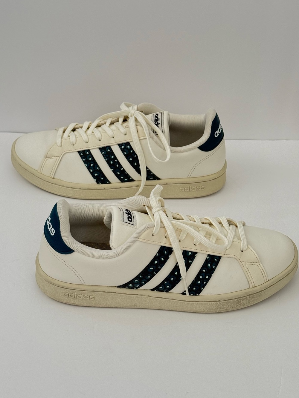 Adidas Grand Court 2.0 White Blue Print Sneakers Women’s Size 9 - Picture 2 of 9